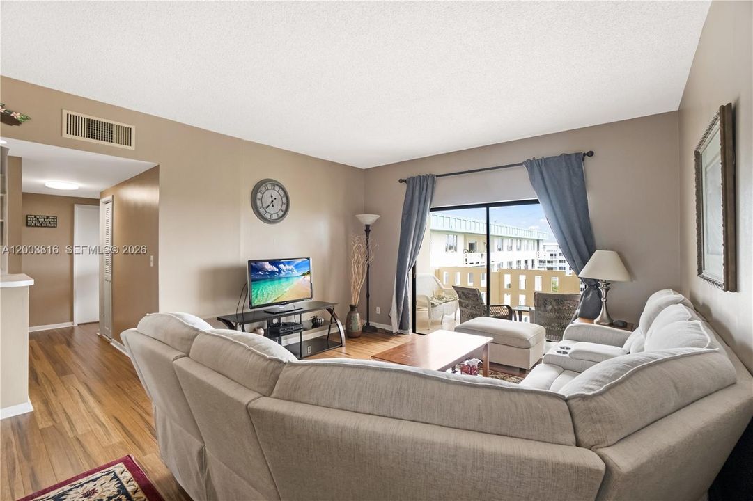 Active With Contract: $152,999 (2 beds, 2 baths, 1132 Square Feet)