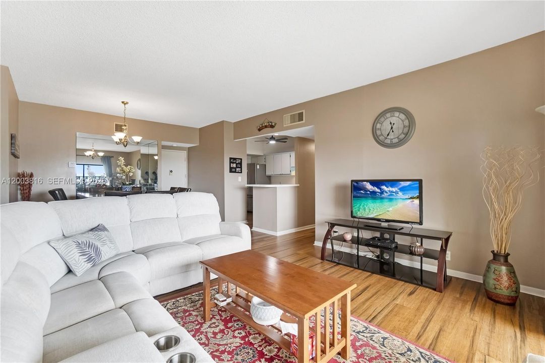 Active With Contract: $152,999 (2 beds, 2 baths, 1132 Square Feet)