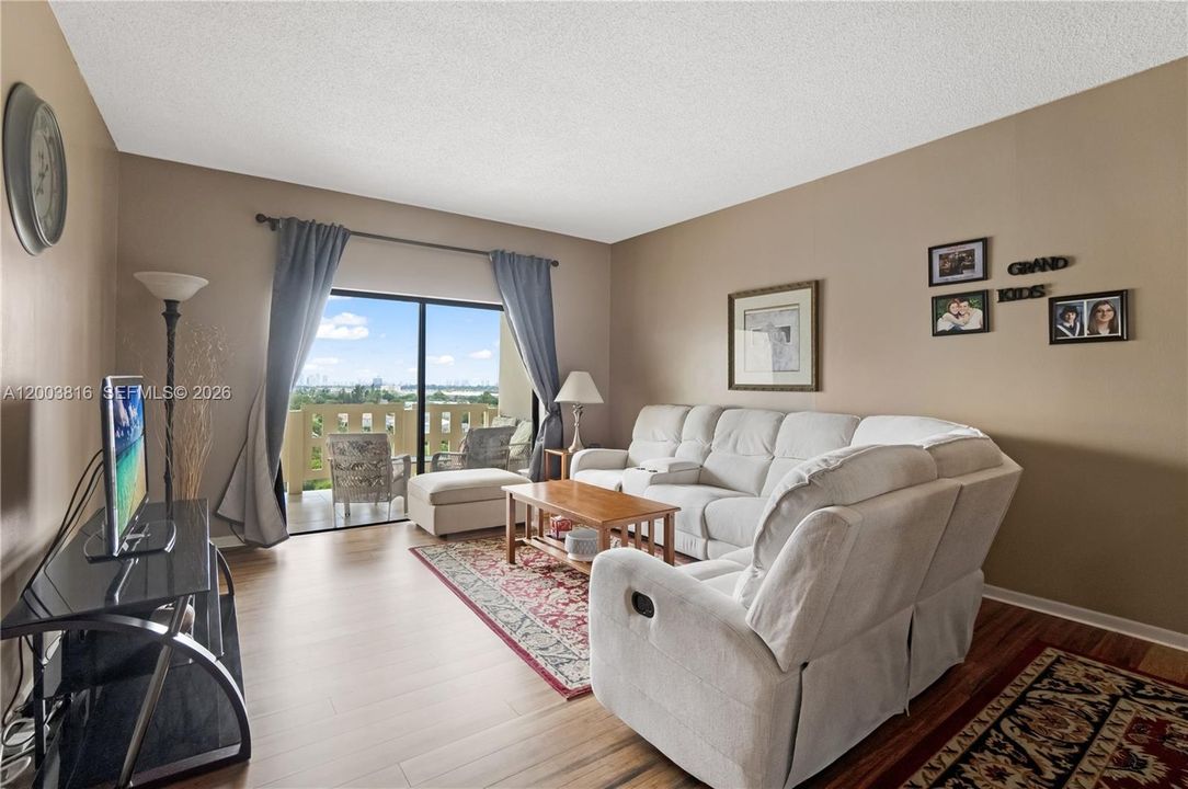 Active With Contract: $152,999 (2 beds, 2 baths, 1132 Square Feet)