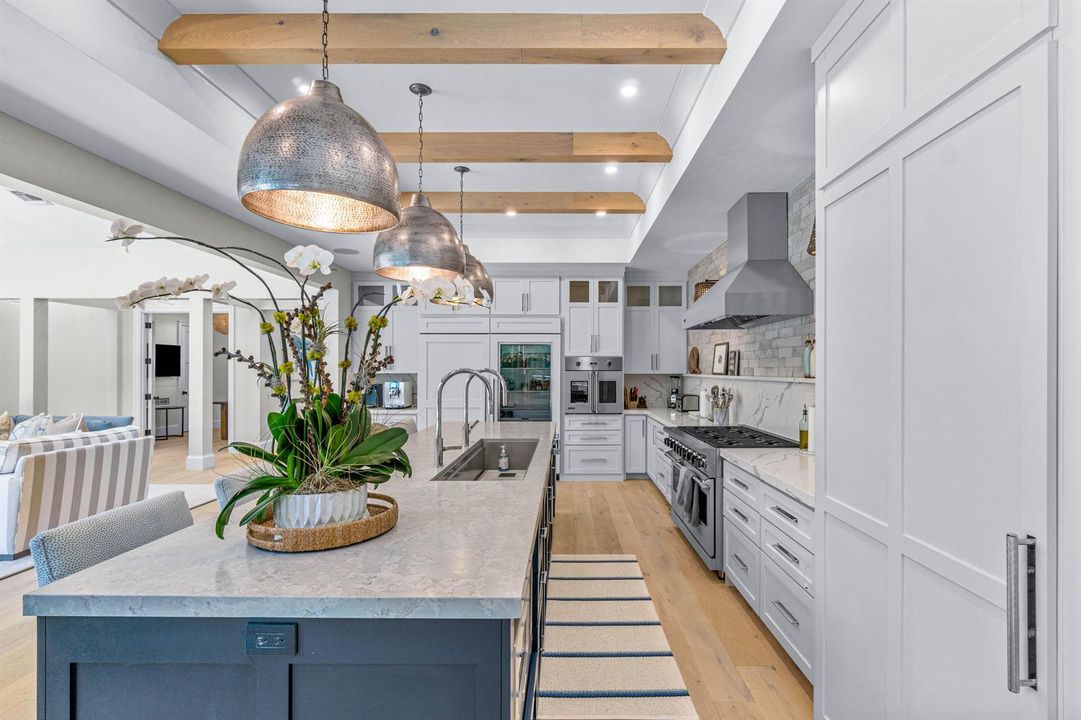 LARGE KITCHEN