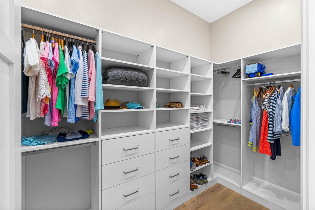 WALK IN CLOSET