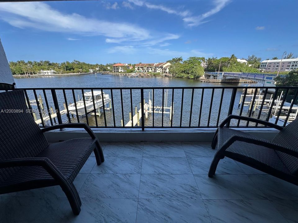 For Sale: $1,050,000 (2 beds, 2 baths, 1452 Square Feet)