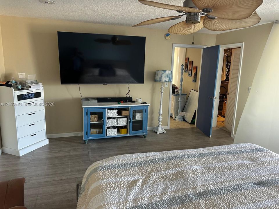 For Sale: $1,050,000 (2 beds, 2 baths, 1452 Square Feet)