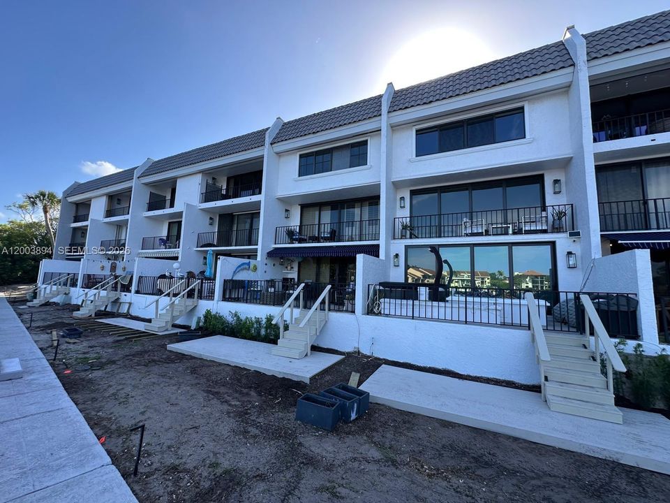 For Sale: $1,050,000 (2 beds, 2 baths, 1452 Square Feet)