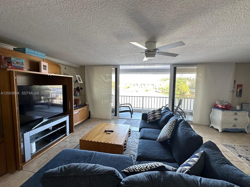 For Sale: $1,050,000 (2 beds, 2 baths, 1452 Square Feet)