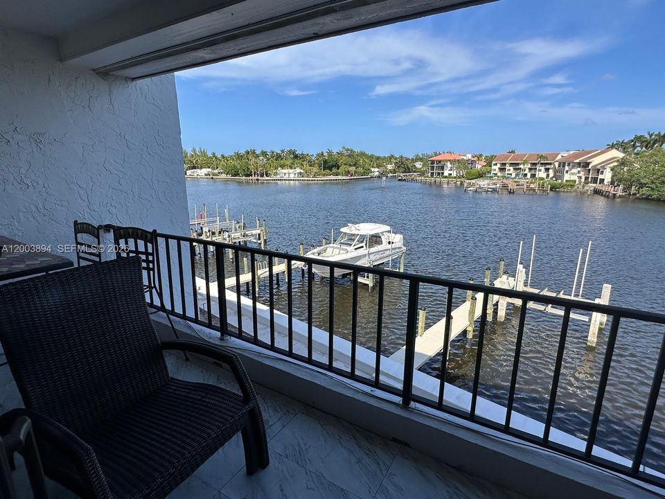 For Sale: $1,050,000 (2 beds, 2 baths, 1452 Square Feet)