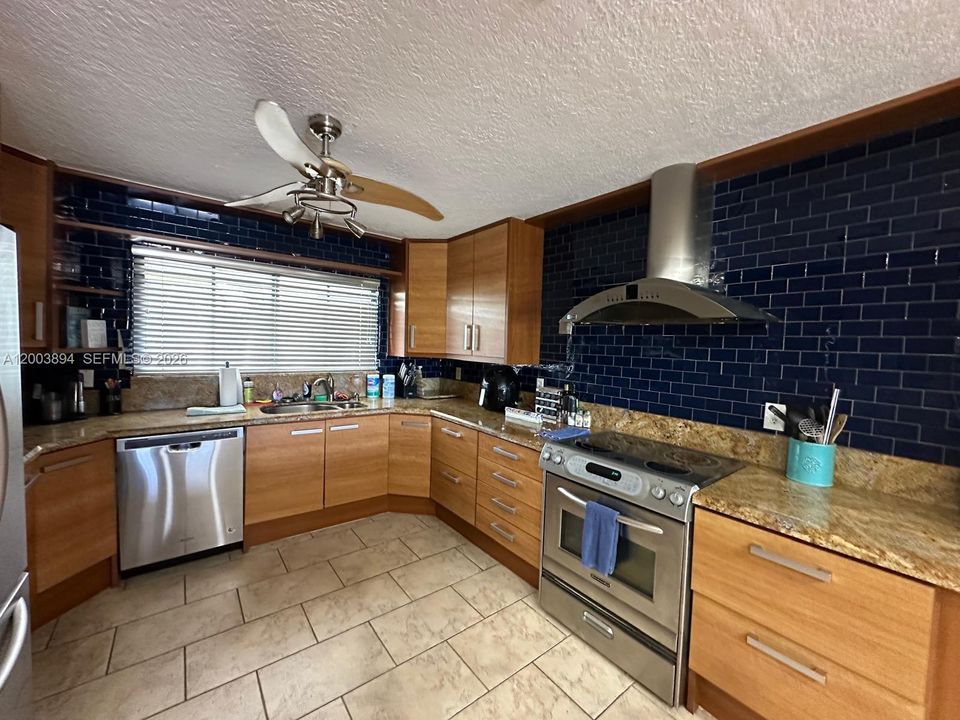 For Sale: $1,050,000 (2 beds, 2 baths, 1452 Square Feet)