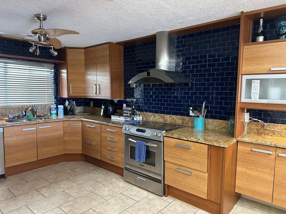 For Sale: $1,050,000 (2 beds, 2 baths, 1452 Square Feet)