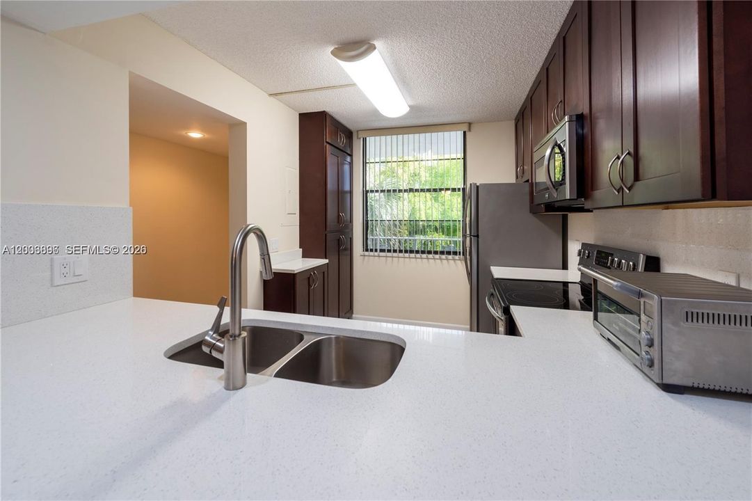 En Venta: $325,000 (2 camas, 2 baños, 1385 Pies cuadrados)