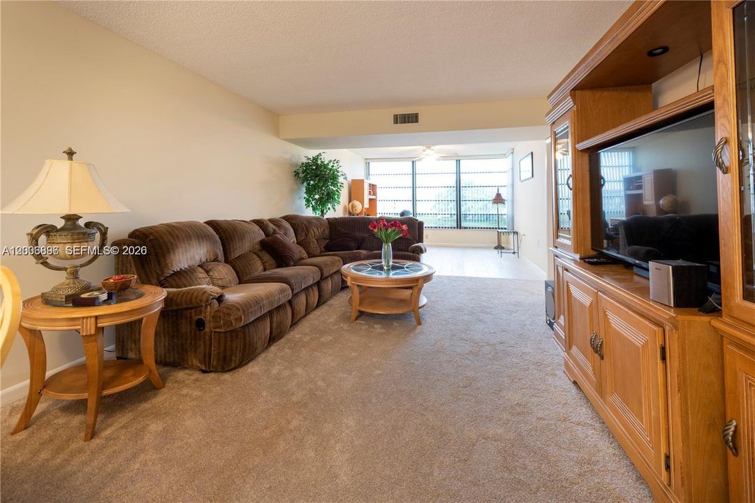 En Venta: $325,000 (2 camas, 2 baños, 1385 Pies cuadrados)