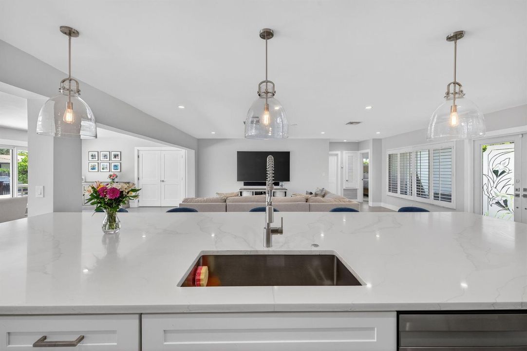 4460-Kitchen view to Liv Rm