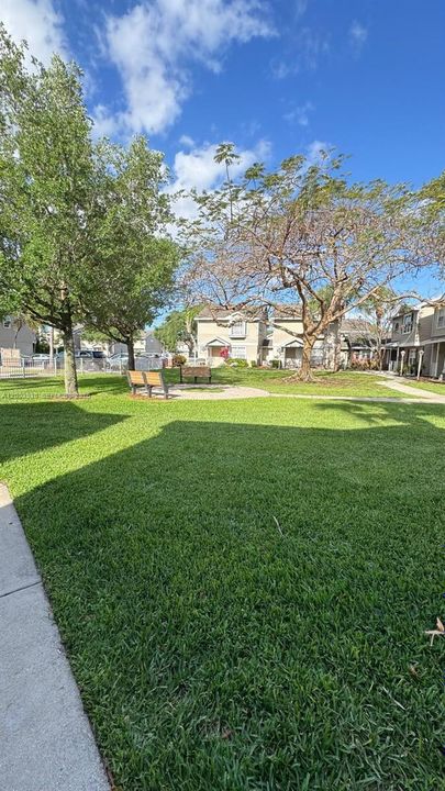Active With Contract: $1,975 (1 beds, 1 baths, 614 Square Feet)