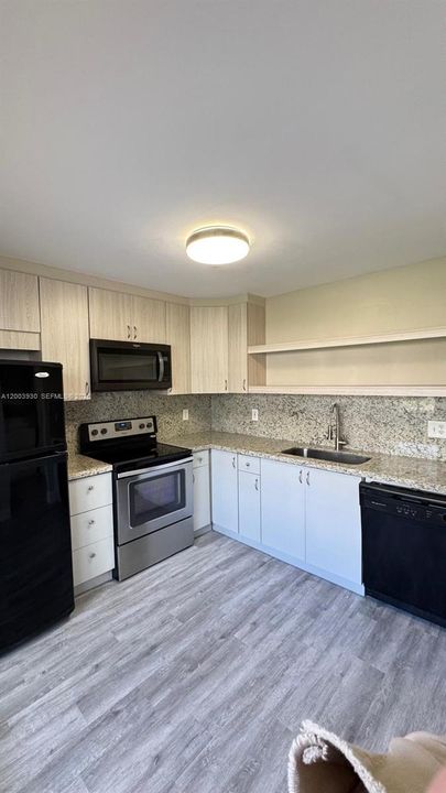 Active With Contract: $1,975 (1 beds, 1 baths, 614 Square Feet)