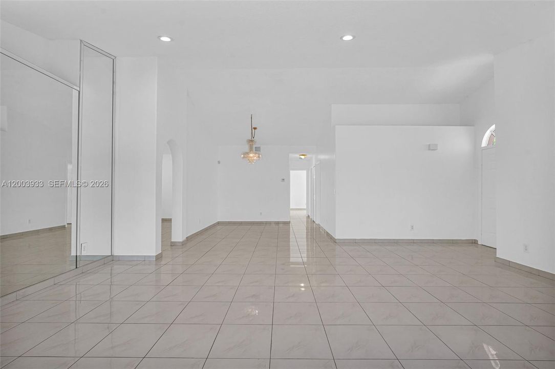 Activo con contrato: $4,200 (3 camas, 2 baños, 1803 Pies cuadrados)