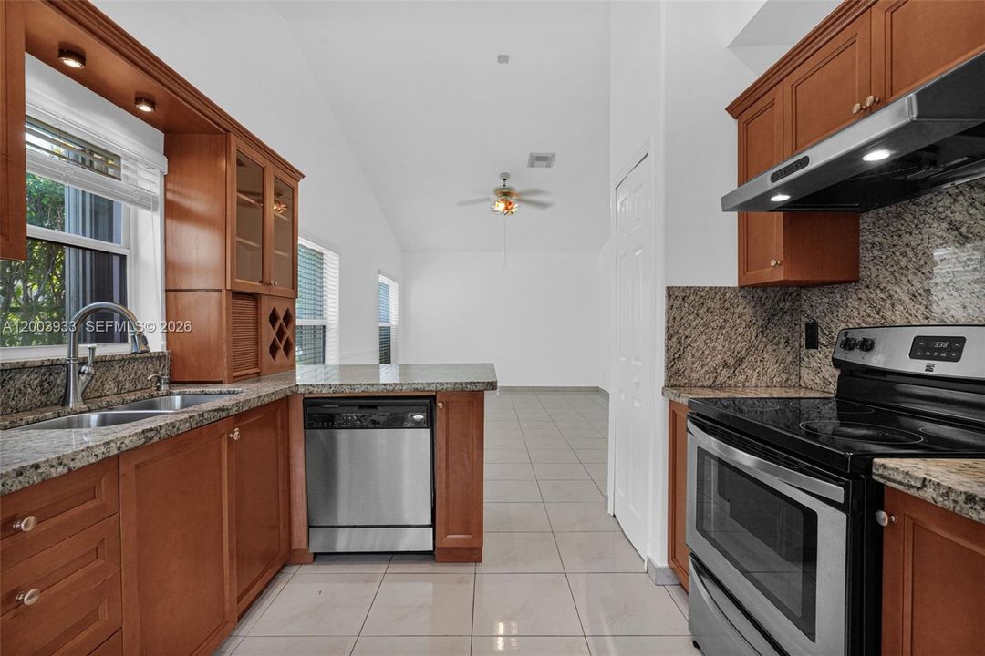 Activo con contrato: $4,200 (3 camas, 2 baños, 1803 Pies cuadrados)