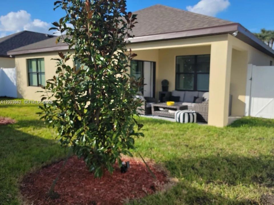 For Rent: $2,600 (3 beds, 2 baths, 1716 Square Feet)