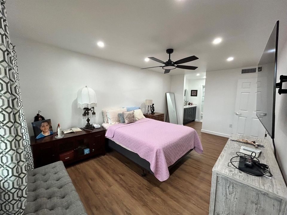 MAIN BEDROOM