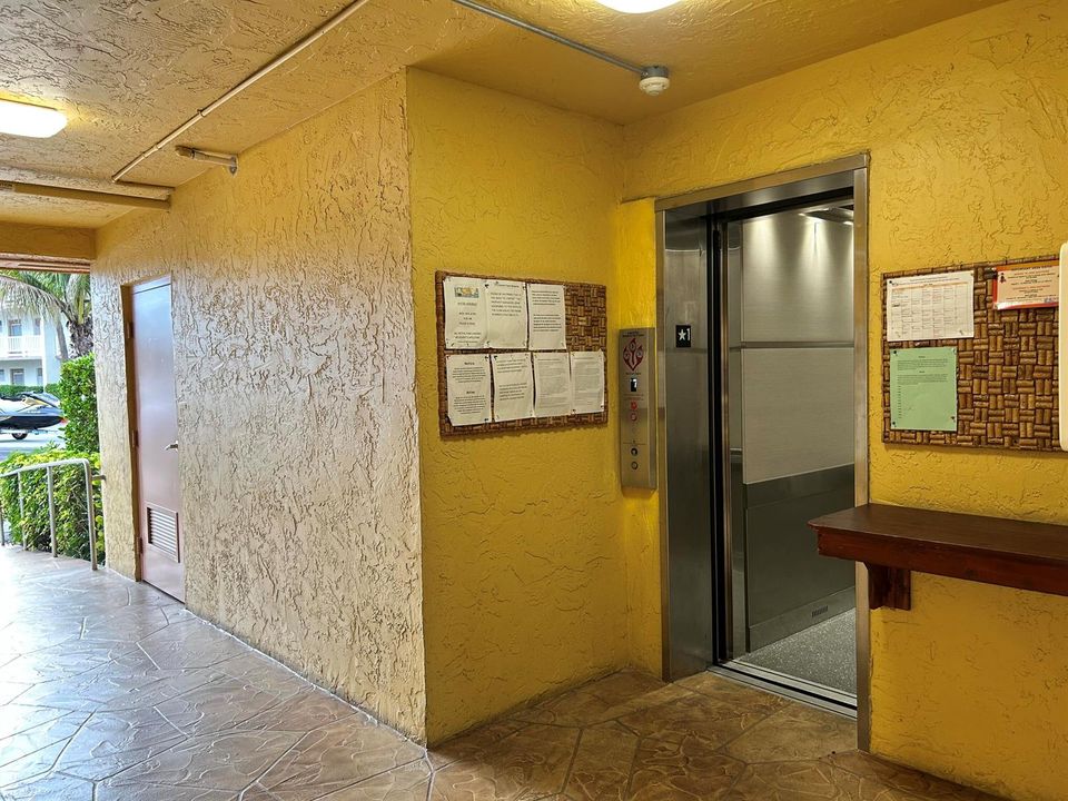 ELEVATOR BY MAILBOXES