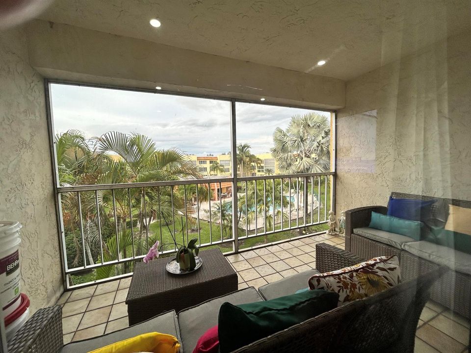 SCREENED BALCONY