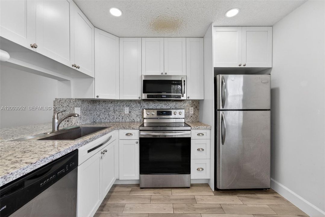 For Rent: $1,900 (2 beds, 2 baths, 960 Square Feet)