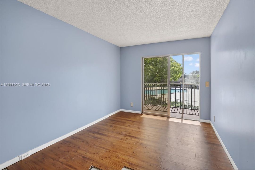 For Sale: $119,000 (2 beds, 1 baths, 954 Square Feet)