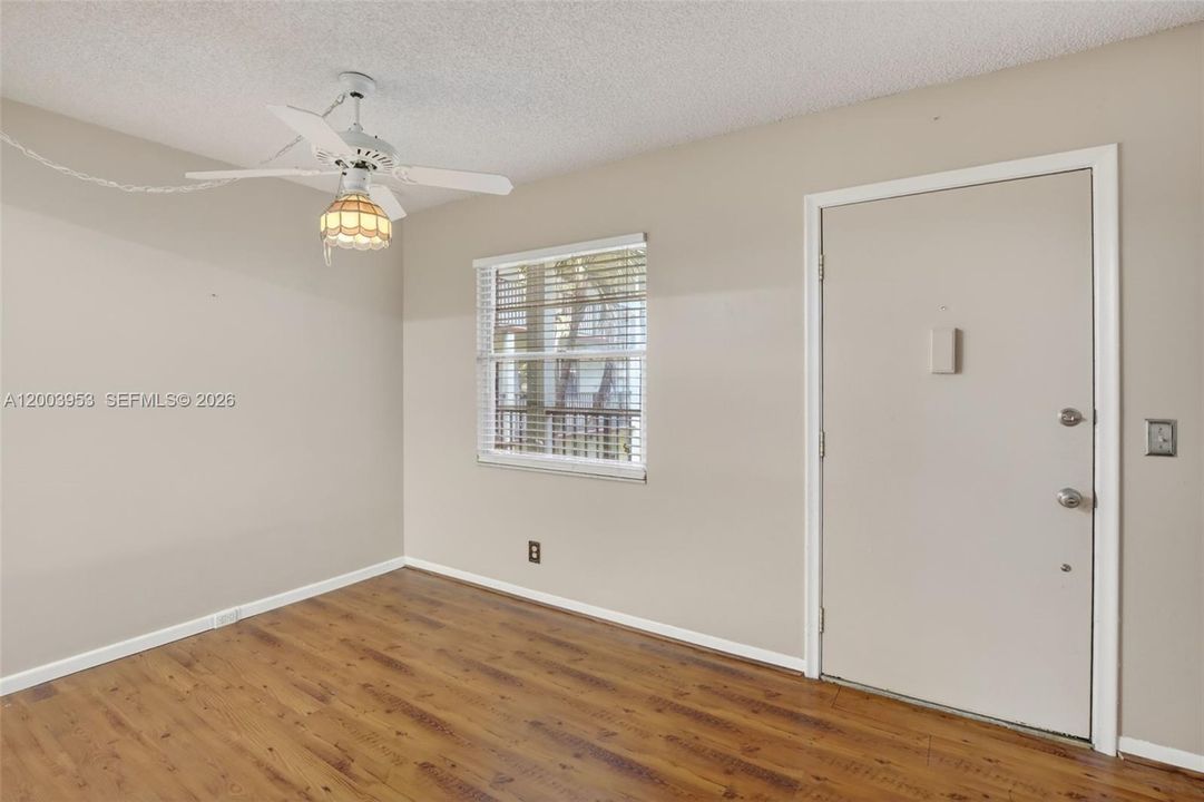 For Sale: $119,000 (2 beds, 1 baths, 954 Square Feet)