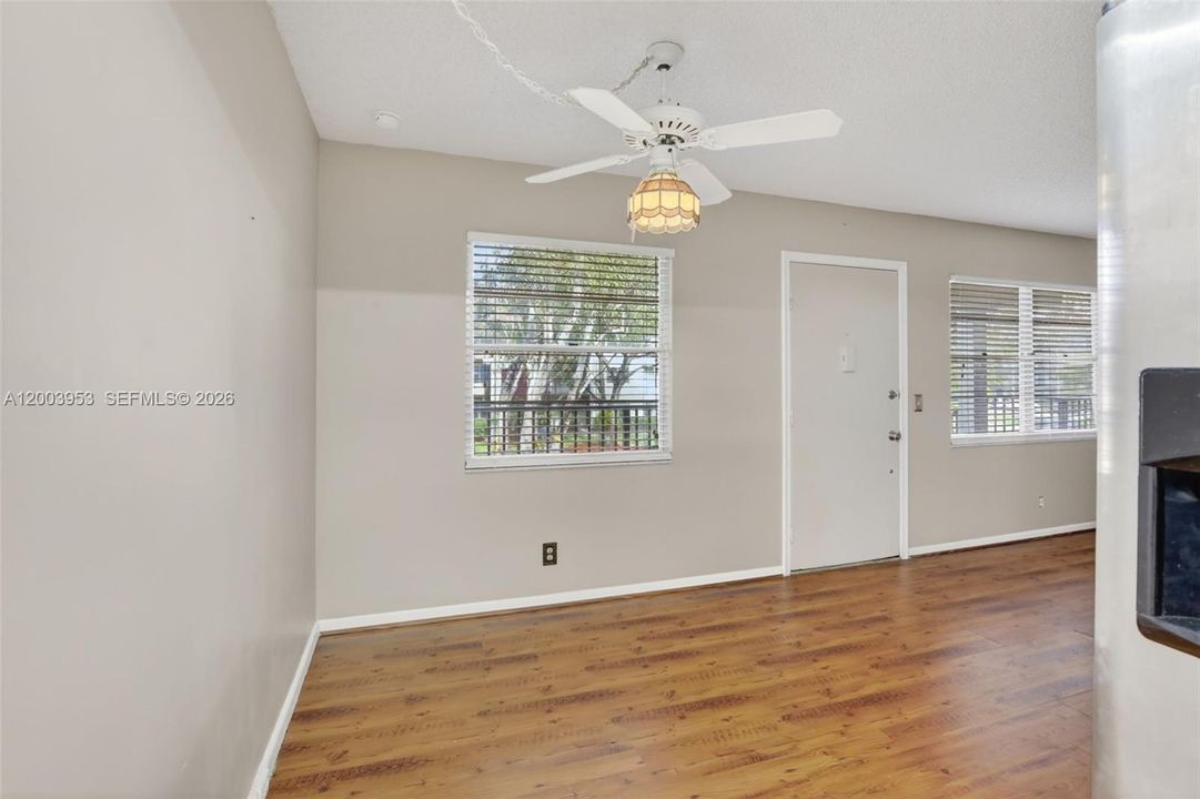 For Sale: $119,000 (2 beds, 1 baths, 954 Square Feet)