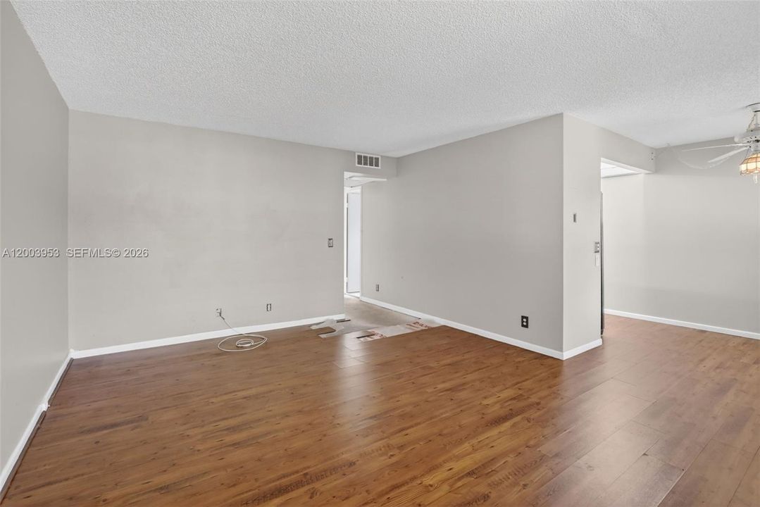 For Sale: $119,000 (2 beds, 1 baths, 954 Square Feet)