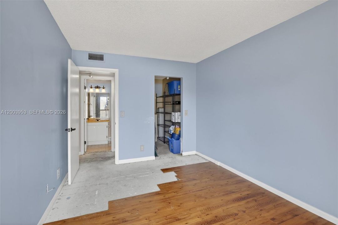 For Sale: $119,000 (2 beds, 1 baths, 954 Square Feet)