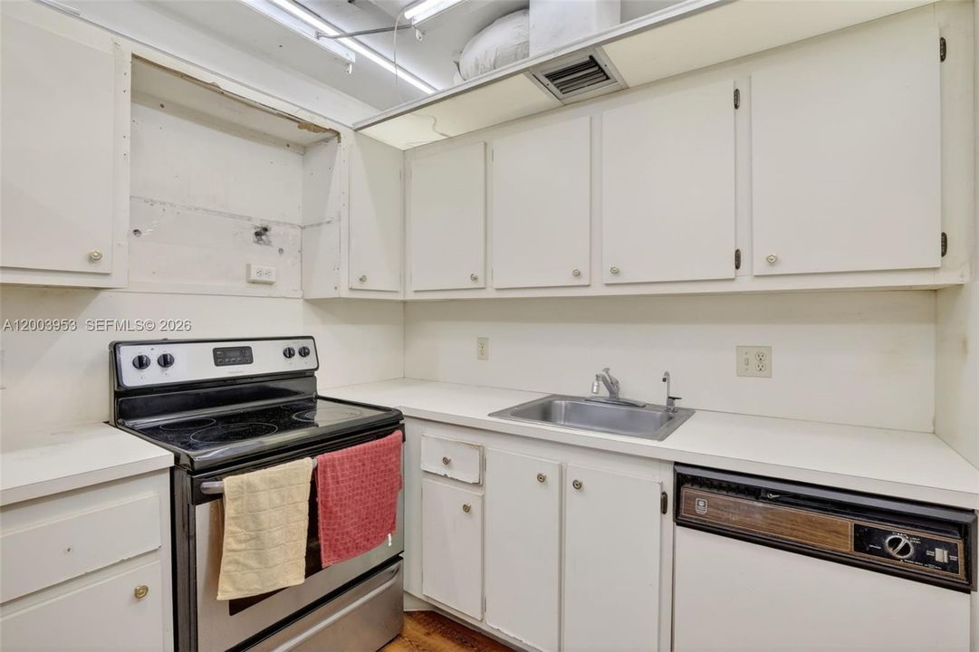 For Sale: $119,000 (2 beds, 1 baths, 954 Square Feet)
