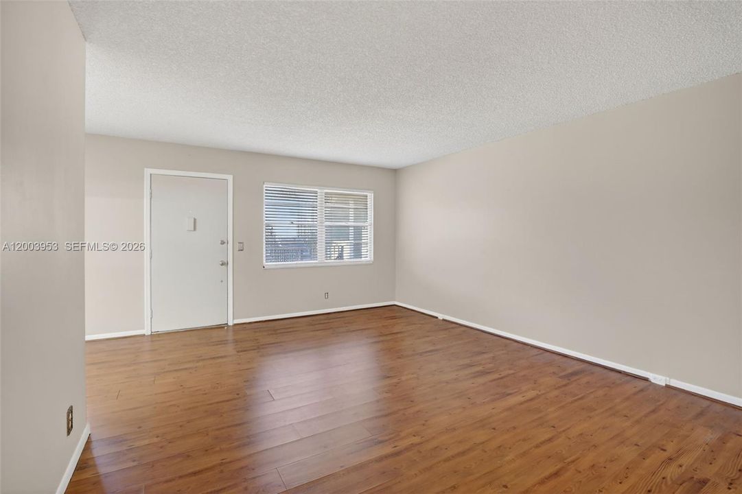 For Sale: $119,000 (2 beds, 1 baths, 954 Square Feet)