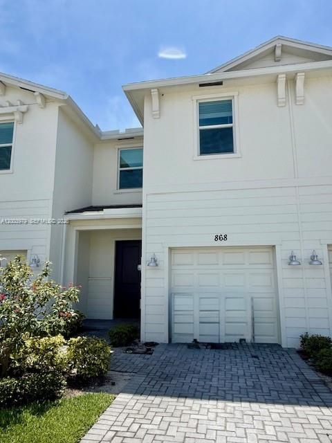 For Rent: $2,400 (3 beds, 2 baths, 1632 Square Feet)