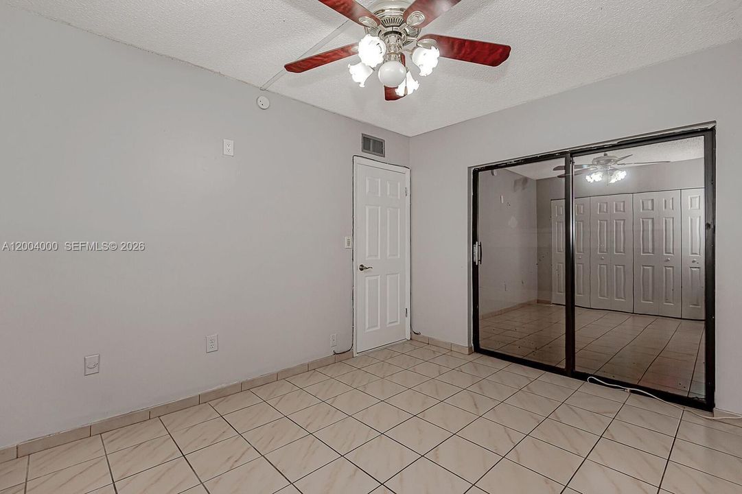 Activo con contrato: $3,500 (4 camas, 2 baños, 1388 Pies cuadrados)