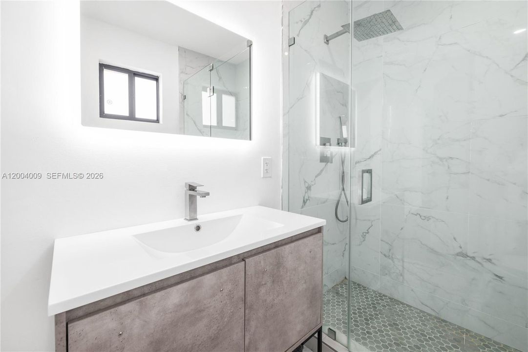 Activo con contrato: $1,195,000 (5 camas, 4 baños, 2050 Pies cuadrados)