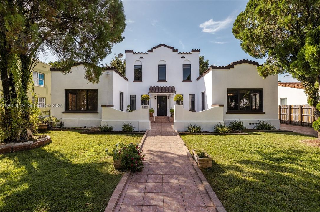 Activo con contrato: $1,195,000 (5 camas, 4 baños, 2050 Pies cuadrados)