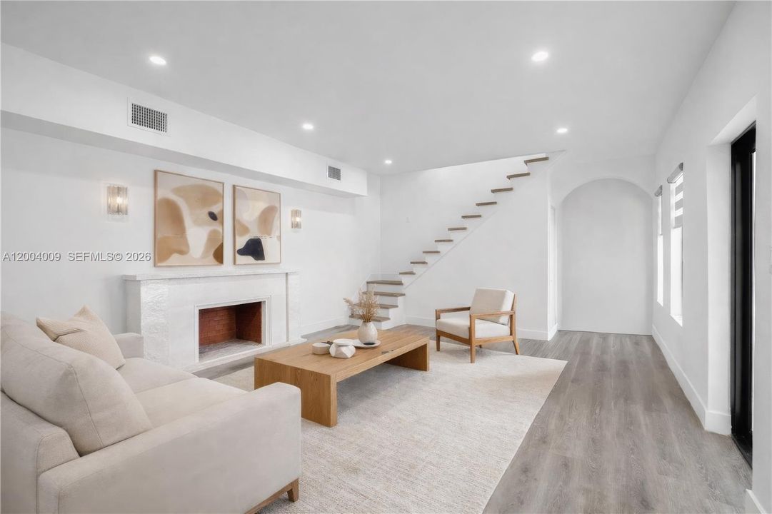Activo con contrato: $1,195,000 (5 camas, 4 baños, 2050 Pies cuadrados)