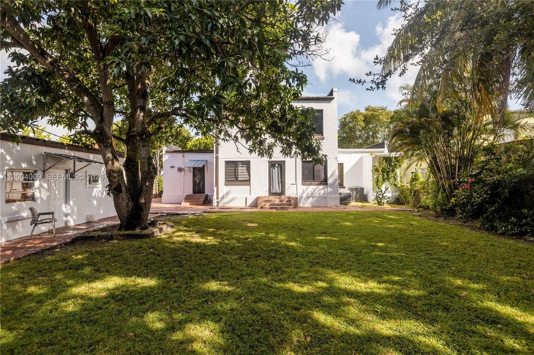 Activo con contrato: $1,195,000 (5 camas, 4 baños, 2050 Pies cuadrados)