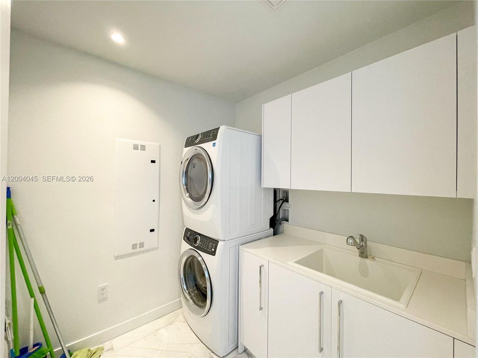 В аренду: $34,000 (4 спален, 5 ванн, 3204 Квадратных фут)