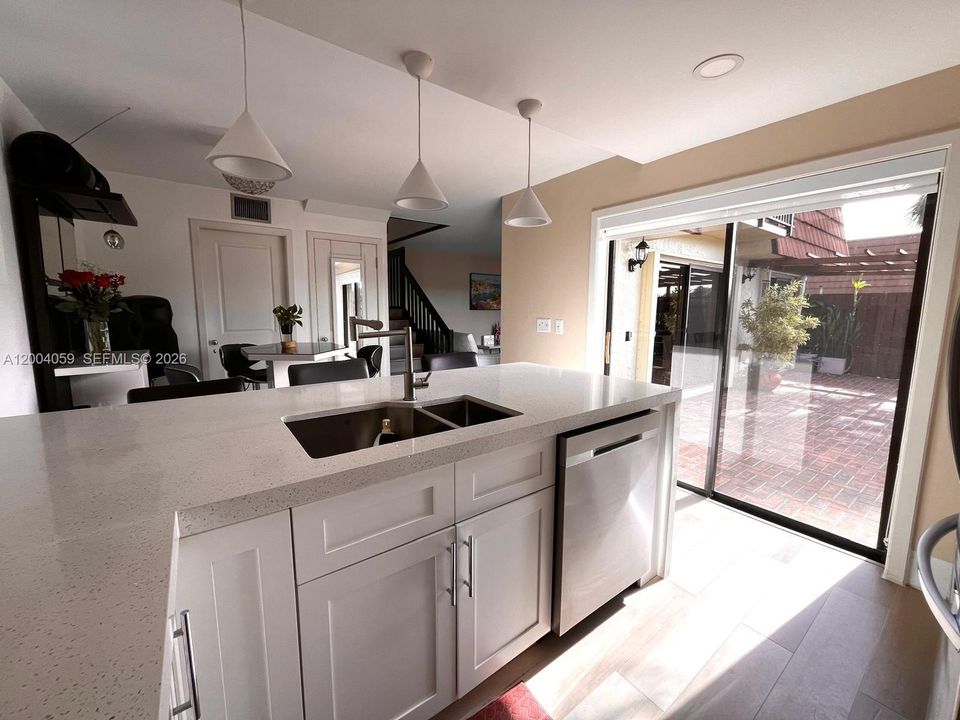 Activo con contrato: $459,900 (3 camas, 2 baños, 1654 Pies cuadrados)