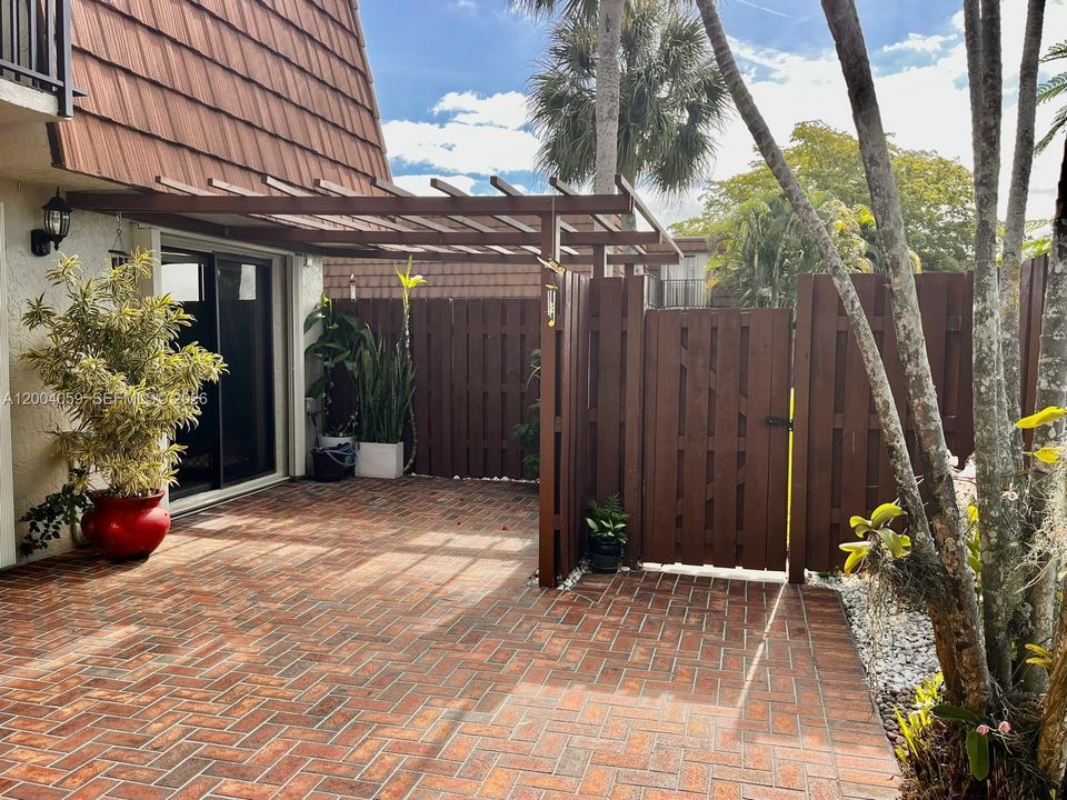 Activo con contrato: $459,900 (3 camas, 2 baños, 1654 Pies cuadrados)