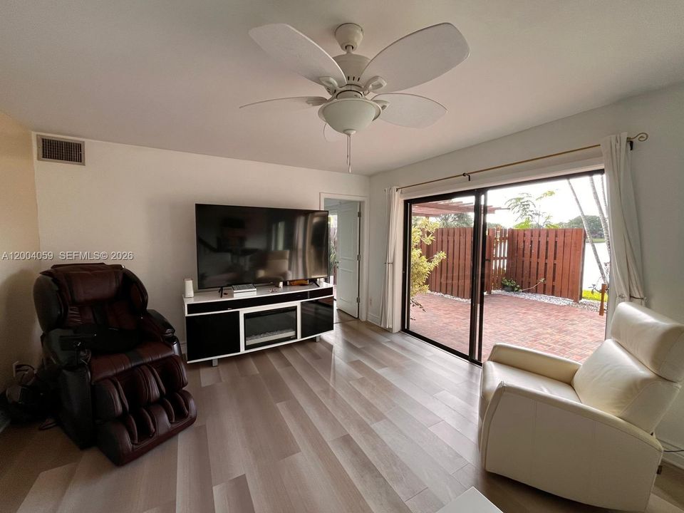 Activo con contrato: $459,900 (3 camas, 2 baños, 1654 Pies cuadrados)