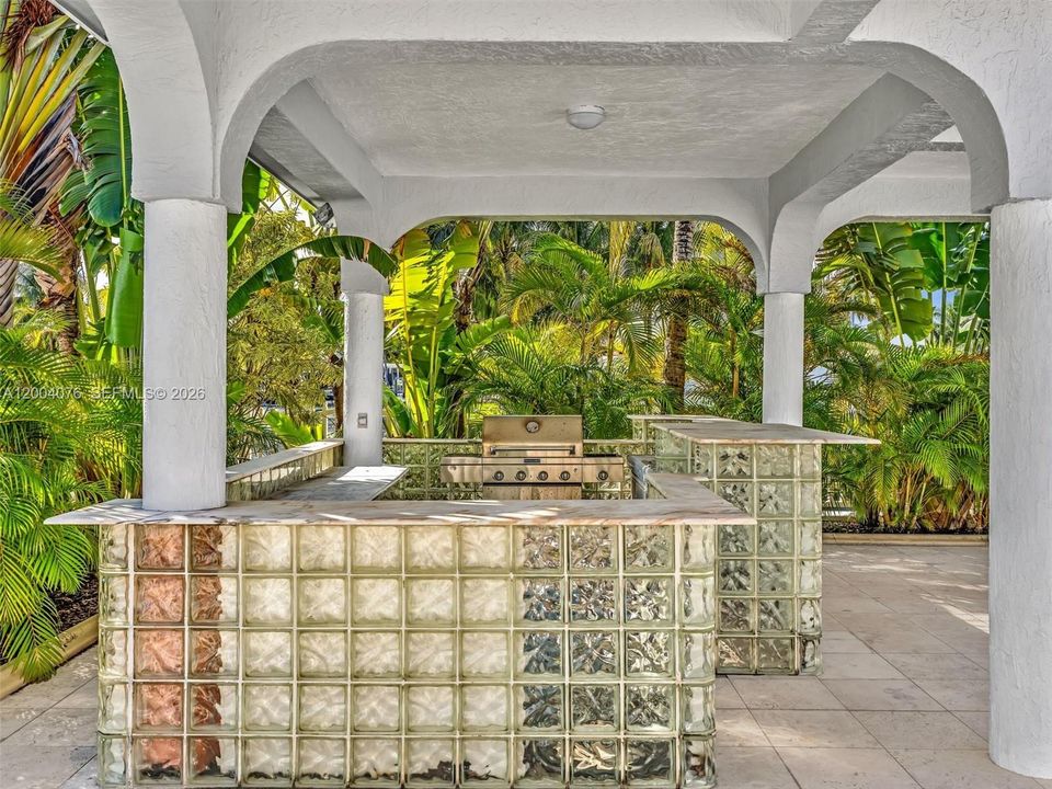Activo con contrato: $16,750 (5 camas, 5 baños, 3908 Pies cuadrados)