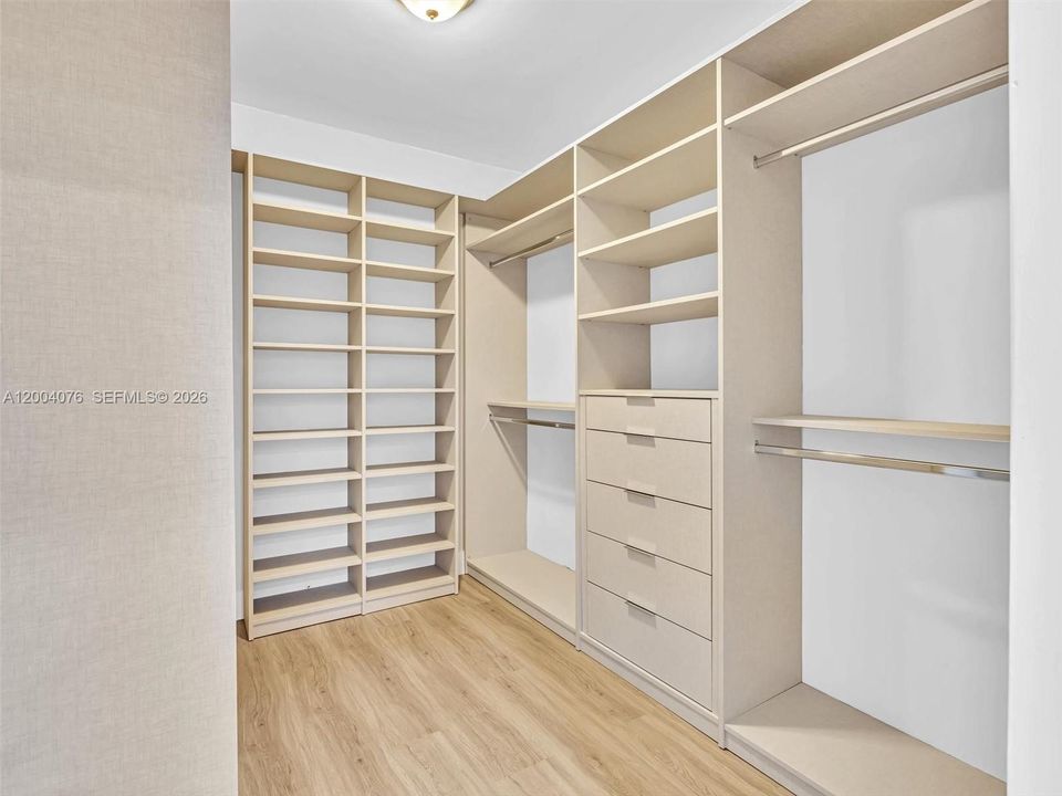 Activo con contrato: $16,750 (5 camas, 5 baños, 3908 Pies cuadrados)