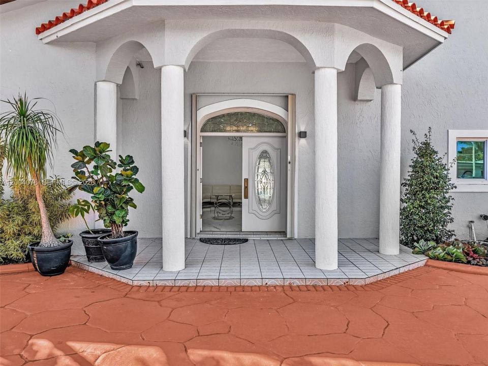 Activo con contrato: $16,750 (5 camas, 5 baños, 3908 Pies cuadrados)