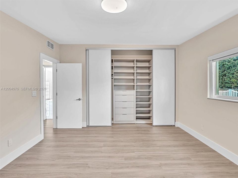 Activo con contrato: $16,750 (5 camas, 5 baños, 3908 Pies cuadrados)