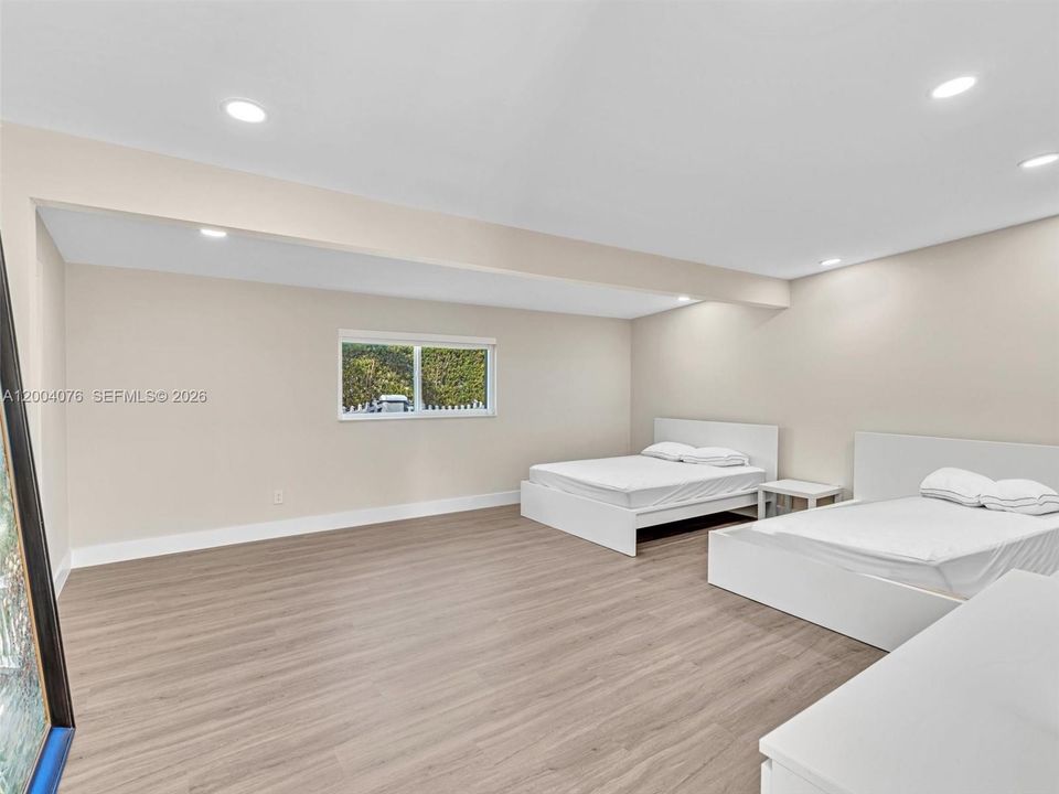 Activo con contrato: $16,750 (5 camas, 5 baños, 3908 Pies cuadrados)