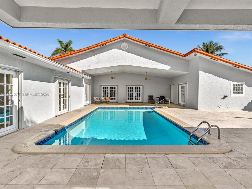 Activo con contrato: $16,750 (5 camas, 5 baños, 3908 Pies cuadrados)