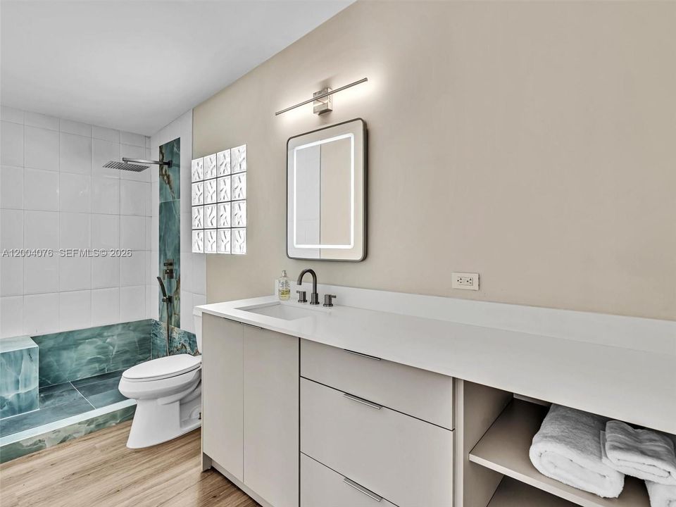 Activo con contrato: $16,750 (5 camas, 5 baños, 3908 Pies cuadrados)