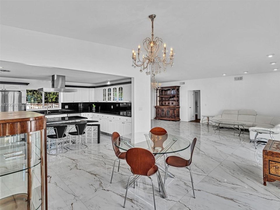 Activo con contrato: $16,750 (5 camas, 5 baños, 3908 Pies cuadrados)