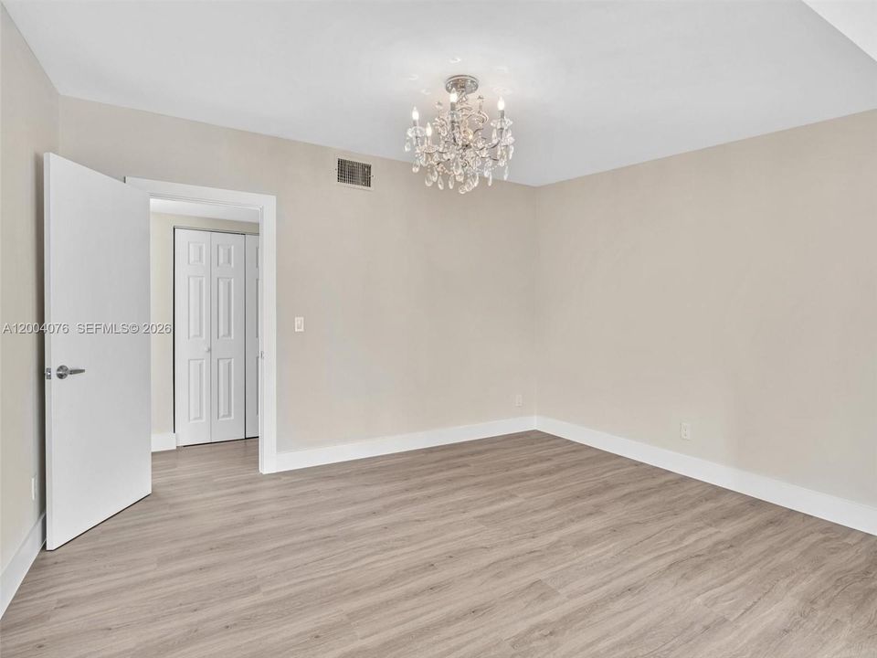 Activo con contrato: $16,750 (5 camas, 5 baños, 3908 Pies cuadrados)